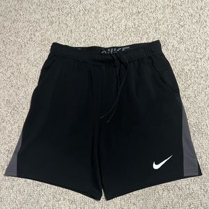 Nike mens dri fit shorts size medium